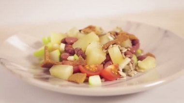 Ananaslı Tayland salatası ve bir tabakta kızarmış ekmek daire şeklinde döner. Yakın plan.