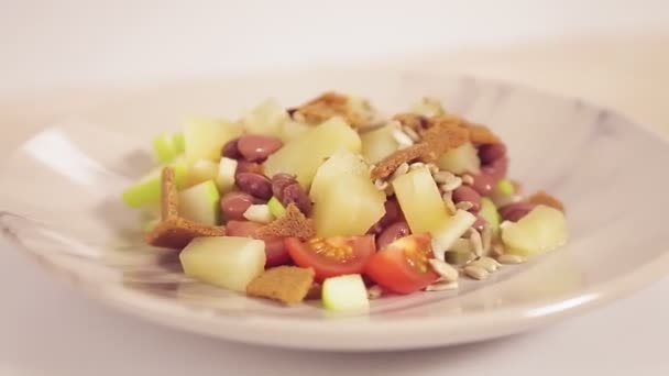Thailändischer Salat Mit Ananas Und Croutons Auf Einem Teller Dreht — Stockvideo