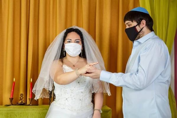 유대교 결혼식에서 예식을 신랑은 신랑의 두건을 부부의 신부의 손가락에 반지를 — 스톡 사진