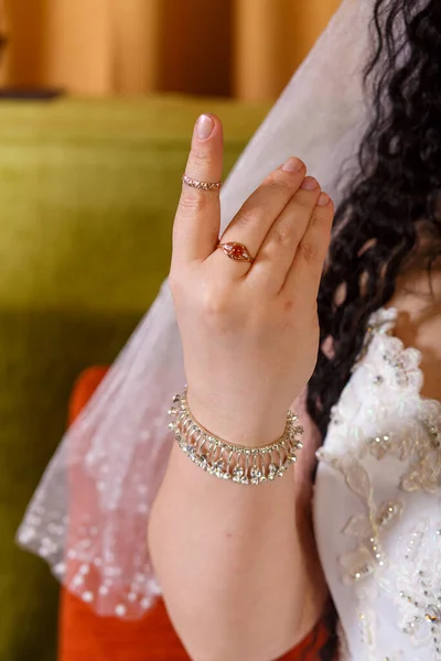 유대인 드레스를 베일을 탁자에 Chuppah 손가락에 반지를 — 스톡 사진