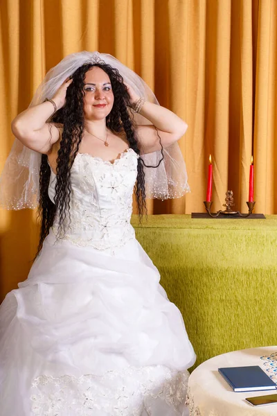 Еврейская Невеста Белом Свадебном Платье Надевает Вуаль Перед Церемонией Хупы — стоковое фото