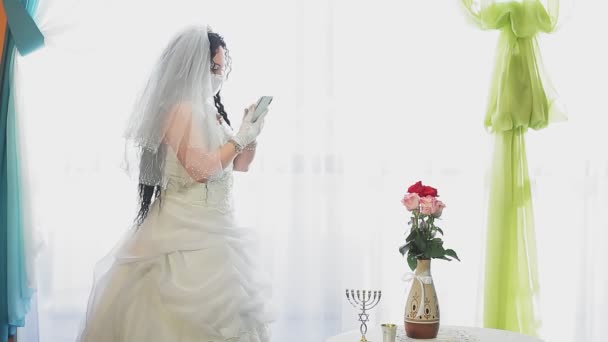 Una Sposa Ebrea Abito Sposa Velo Che Indossa Una Maschera — Video Stock