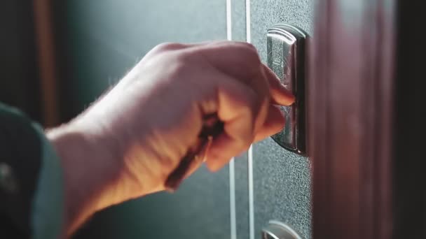 Χέρι Κάποιου Κρατάει Κλειδί Και Ξεκλειδώνει Την Πόρτα Εισάγοντάς Την — Αρχείο Βίντεο