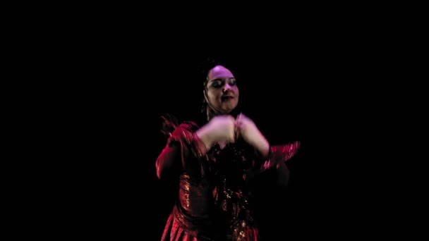 一个快乐的吉普赛女人 有着长长的黑头发 穿着红色的长裙 在黑色的背景上跳舞 中期计划 — 图库视频影像