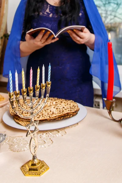 Brunette Jewish Woman Her Head Covered Blue Cape Passover Seder — Stock Photo, Image