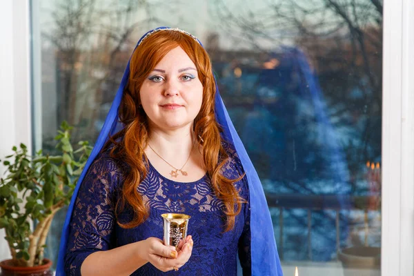 Еврейская Женщина Головой Покрытой Голубым Плащом Пасхальным Столом Делает Киддуш — стоковое фото