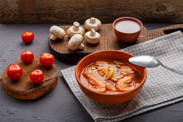 Tom Yam Soup Shrimps Tureen Napkin Concrete Background旁边是一碗椰奶蘑菇和西红柿Next Bowl Coconut — 图库照片