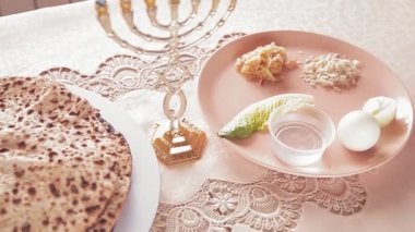 Paskalya yemeği için Kiara 'nın yanındaki Matza shmura turu daire çiziyor. Yakın plan.