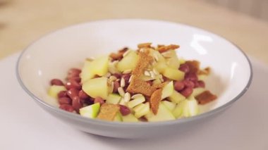 Tabakta ananas ve fasulye olan Tayland salatası daire şeklinde döner. Yakın plan.