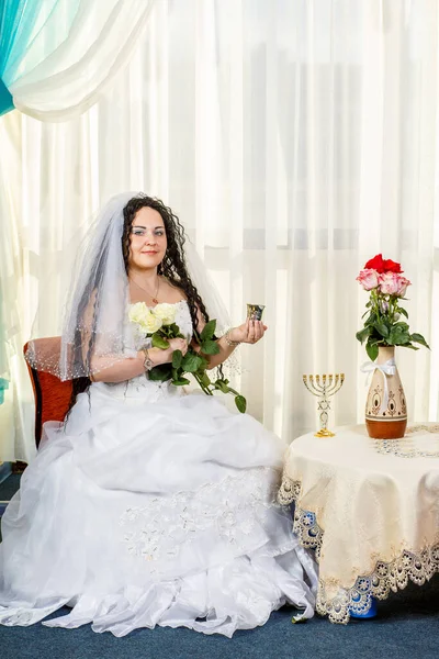 Uma Noiva Judia Feliz Senta Salão Antes Cerimônia Chuppah Uma — Fotografia de Stock
