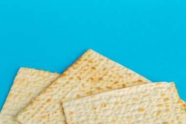 Matzo tabakları mavi arka planda her şekilde serilmiştir. kopyalama alanı. Yatay fotoğraf