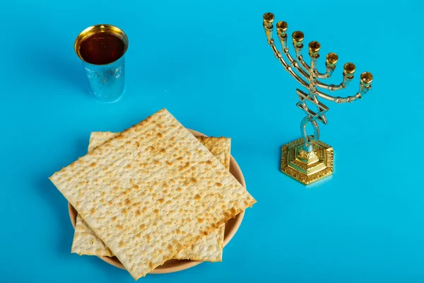 Talerze Matzo Rozłożone Przez Magen Dovid Niebieskim Tle Kieliszek Wina — Zdjęcie stockowe