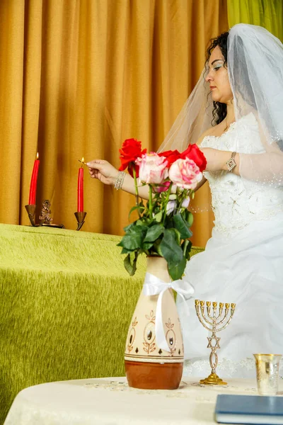 Перед Церемонией Хупы Еврейская Невеста Зажигает Свечи Вертикальное Фото — стоковое фото