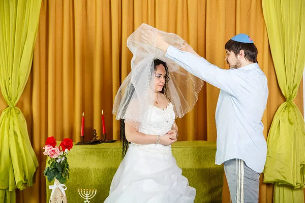 Chuppah Ceremony Synagogue Wedding Groom Lifts Veil Bride Face Horizontal — Stock Photo, Image