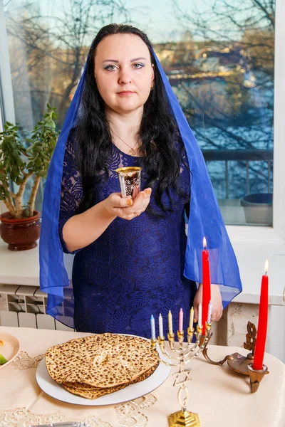 Jewish Woman Her Head Covered Blue Cape Passover Seder Table — Stock Photo, Image