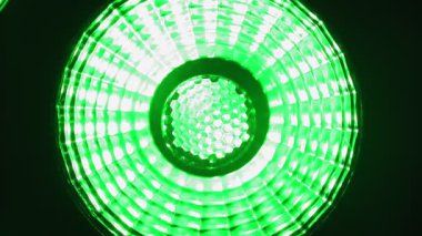 LED lamba yeşil yanıp sönen makro video. Yakın plan.