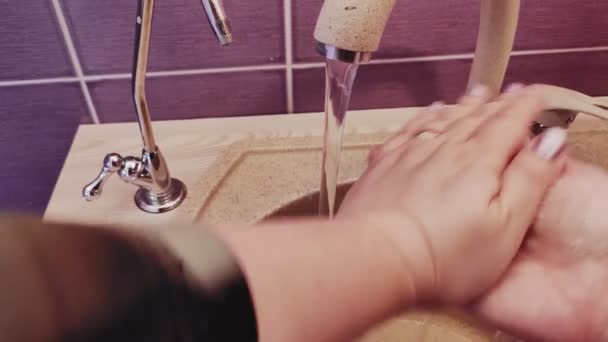Μια Γυναίκα Πλένει Χέρια Της Σαπούνι Στο Νεροχύτη Κάτω Από — Αρχείο Βίντεο