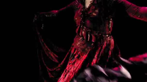 美丽的吉普赛女人 有着长长的黑头发 穿着红色的长裙 在黑色的背景上跳舞 中期计划 — 图库视频影像