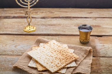 Yuvarlak ahşap bir tahtanın üzerinde bir şamdan ve masanın yanında bir bardak kiraz şarabı var. Yatay fotoğraf