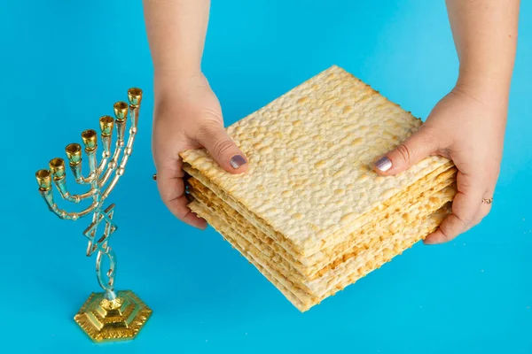 Una Pila Matzo Manos Femeninas Sobre Fondo Azul Junto Una — Foto de Stock