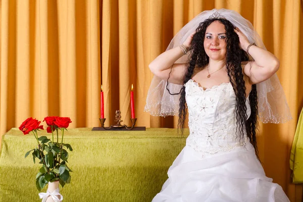 Uma Noiva Judia Vestido Noiva Branco Usa Véu Antes Cerimônia — Fotografia de Stock