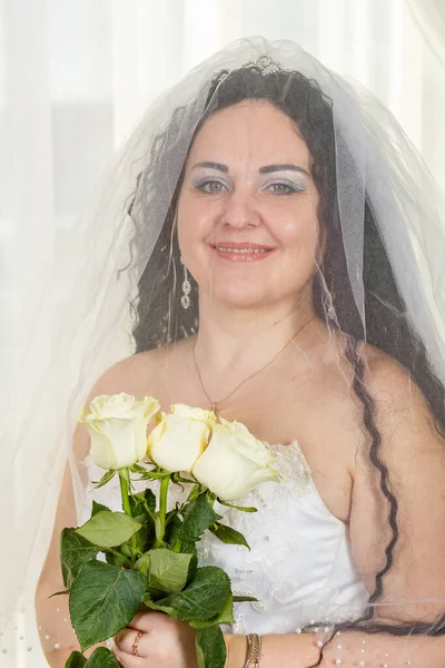 白いバラの花束でベールで覆われた彼女の顔を持つ喜びのユダヤ人の花嫁は Huppa儀式を実行する前に 垂直写真 — ストック写真