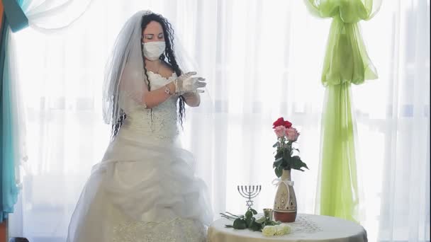 Єврейська Наречена Весільній Сукні Вуаль Медичній Масці Вдягнені Елегантні Білі — стокове відео