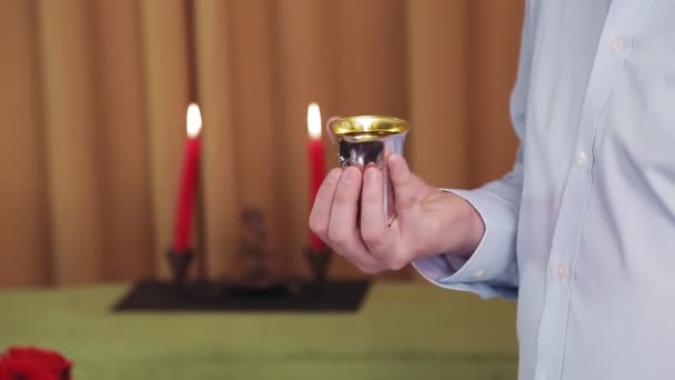 Chuppah Szertartás Előtt Egy Arctalan Zsidó Vőlegény Zsinagóga Előcsarnokában Borozgat — Stock videók