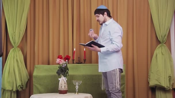 유대인 신랑은 회당에서 기도와 낭독하고 와인을 애지중지 전반적 — 비디오