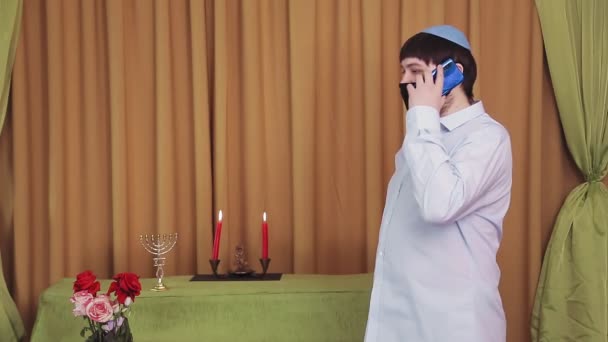 Před Obřadem Čuppah Mluví Telefonu Židovský Ženich Ochranné Masce Synagoze — Stock video