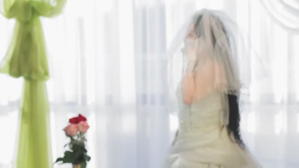 Una Sposa Ebrea Con Abito Sposa Velo Con Una Maschera — Video Stock