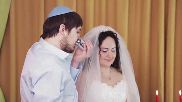 在圣餐仪式上 犹太新娘和新郎在犹太教堂喝银杯中的酒 中期计划 — 图库视频影像