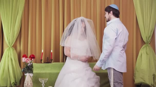 礼拝中 会堂のユダヤ人の花嫁と新郎が花嫁の顔からベールを持ち上げます 中期計画 — ストック動画
