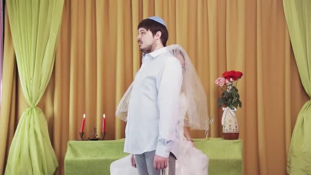 礼拝中 ユダヤ人の花嫁と新郎が会堂で 花嫁は新郎の周りを7回歩きます 中期計画 — ストック動画