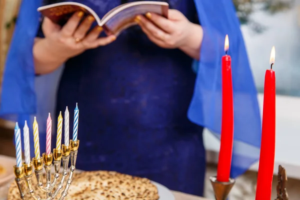 Uma Mulher Judaica Sem Rosto Mesa Sêder Páscoa Páscoa Hagadá — Fotografia de Stock