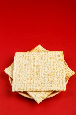 Matzah, kırmızı arka planda Davut yıldızı şeklinde. Dikey fotoğraf