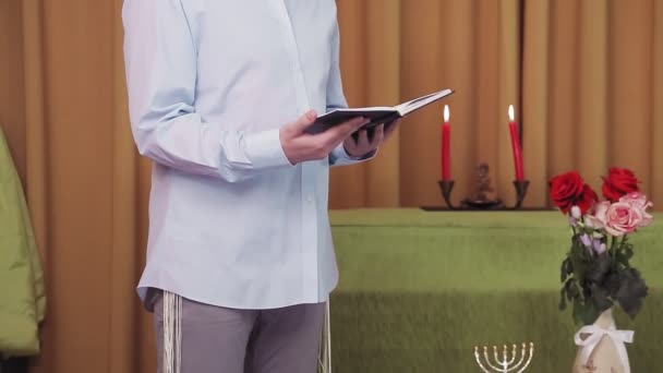 Före Chuppá Ceremonin Läser Ansiktslös Judisk Brudgum Böner Och Psalmer — Stockvideo