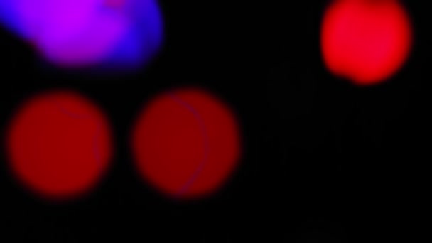 Renkli Diyot Işınlarının Siyah Arka Planında Bokeh Bulanıklığı Ortam Planı — Stok video