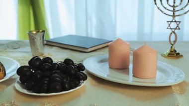 Şabat 'ta mumlar ve şarap eşliğinde şölen masası.