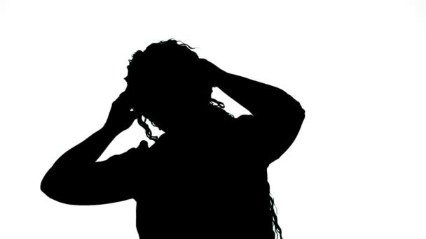 Silhouette di una donna che tiene la testa in una scatola dolorante. — Video Stock
