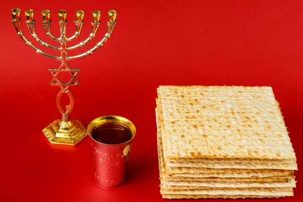 Matzoteller Übereinander Auf Rotem Hintergrund Und Ein Glas Wein Zum — Stockfoto