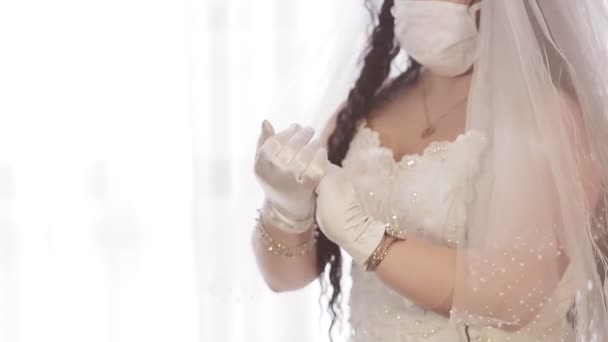 Jewish Bride Wedding Dress Veil Wearing Medical Mask Puts Elegant — Stock Video