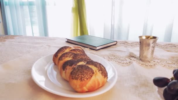 Conjunto de mesa para Shabat com vinho de chalá e velas. — Vídeo de Stock