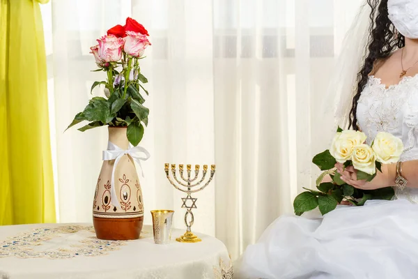 유대인 신부가 의료용 마스크와 꽃다발을 착용하고 세계적 전염병 발생하는 의식에 — 스톡 사진