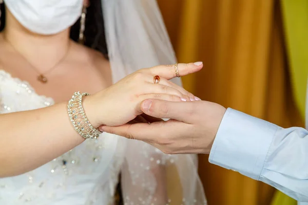 Groom Put Ring Forefinger Forefinger Jewish Wedding Hand Close Bride — 스톡 사진