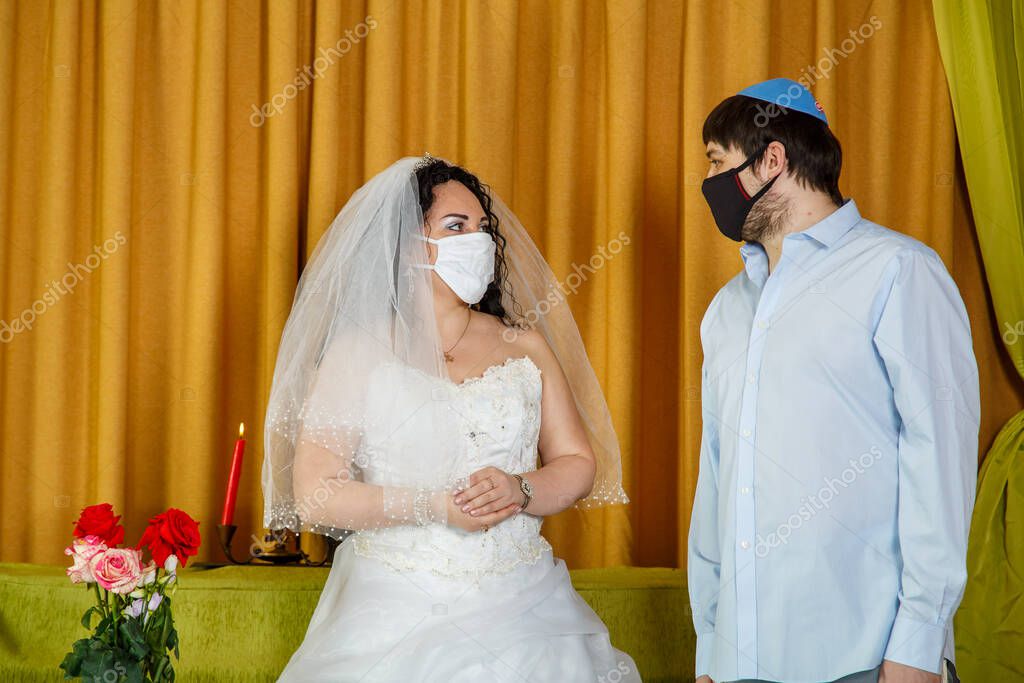 Durante la ceremonia de chupa en la sinagoga, los novios judíos