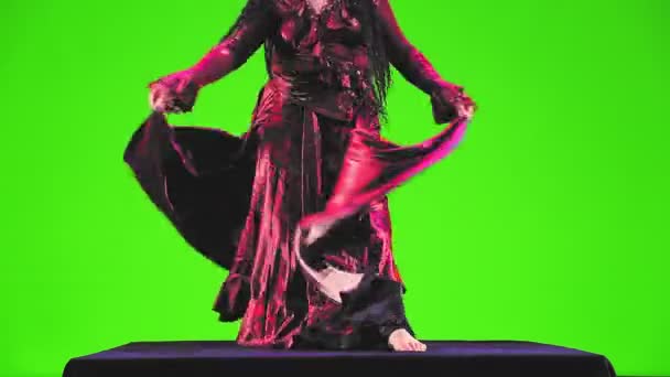 Cyganka Bez Twarzy Długimi Czarnymi Włosami Czerwonym Garniturze Tańczy Zielonym — Wideo stockowe
