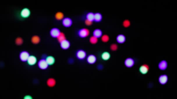 Bokeh flou sur un fond noir de rayons de diodes colorées. Plan moyen