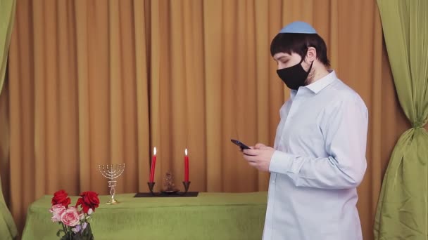 Před Čuppah Obřadem Židovský Ženich Ochranné Masce Synagoze Sálu Vytáčí — Stock video