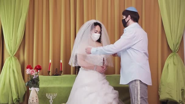 在圣餐仪式上 一名戴着防护面具的犹太新娘和新郎用面纱盖住新娘 总体计划 — 图库视频影像